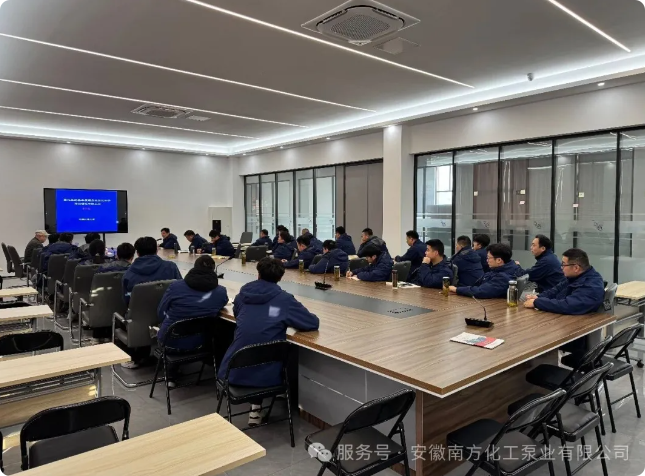 Profesorul Mou Jiegang de la Universitatea China Jiliang a vizitat Anhui South Chemical Pump Co., Ltd. pentru a desfășura cursuri de specialitate privind pompele centrifuge.